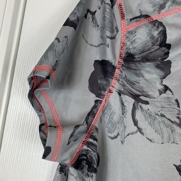 St. John’s Bay grey short sleeved flowered top with peach trim. Quick dry XL - Picture 3 of 5